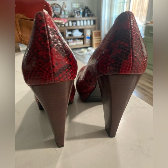 Beautiful Chinese Laundry 'Kasha' Pumps in Red Python Snakeskin Size 8 - Picture 7 of 8